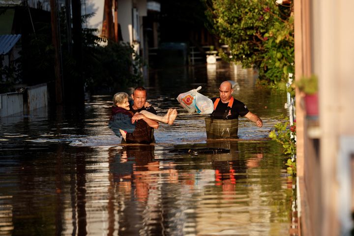 Πυροσβέστης απομακρύνει μια ηλικιωμένη γυναίκα από πλημμυρισμένη περιοχή καθώς πλημμύρισε ο Πηνειός ποταμός, μετά από καταρρακτώδεις βροχές στην περιοχή, στη Λάρισα, Ελλάδα, 8 Σεπτεμβρίου 2023. REUTERS/Louisa Gouliamaki