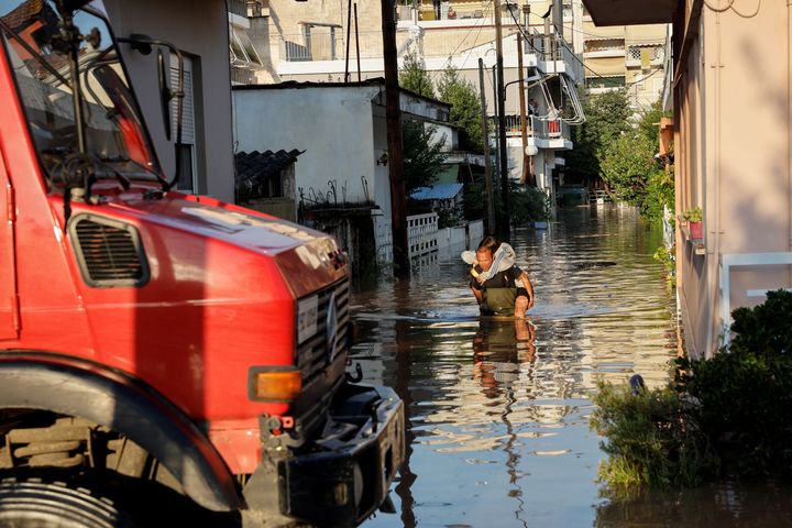 Πυροσβέστες απομακρύνουν κατοίκους από πλημμυρισμένη περιοχή, καθώς πλημμύρισε ο Πηνειός ποταμός, μετά από καταρρακτώδεις βροχές στην περιοχή, στη Λάρισα, Ελλάδα, 8 Σεπτεμβρίου 2023. REUTERS/Louisa Gouliamaki