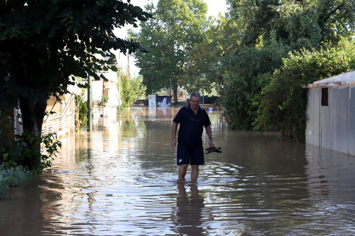 Ένας άνδρας προσπαθεί να διασχίσει έναν πλημμυρισμένο δρόμο μετά την καταιγίδα στη Λάρισα, Θεσσαλία, κεντρική Ελλάδα, Παρασκευή 8 Σεπτεμβρίου 2023. Εκτεταμένες πλημμύρες στην κεντρική Ελλάδα άφησαν πολλούς νεκρούς και άλλους αγνοούμενους, με τις σφοδρές καταιγίδες να στρέφουν τα ρέματα σε μαινόμενους χείμαρρους, σε σκασμένα φράγματα, να παρασύρουν δρόμους και γέφυρες και να εκσφενδονίζουν αυτοκίνητα στη θάλασσα. (AP Photo/Vaggelis Kousioras)