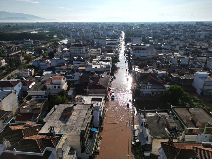 Οι πλημμύρες καλύπτουν ένα προάστιο μετά το ρεκόρ βροχοπτώσεων της χώρας, στη Λάρισα Θεσσαλίας, στην κεντρική Ελλάδα, Παρασκευή 8 Σεπτεμβρίου 2023. Εκτεταμένες πλημμύρες στην κεντρική Ελλάδα έχουν προκαλέσει πολλούς νεκρούς και άλλους αγνοούμενους, με τις σφοδρές βροχοπτώσεις να μετατρέπουν τα ρέματα σε ορμητικούς χείμαρρους. σπάζοντας φράγματα, παρασύροντας δρόμους και γέφυρες και εκτινάσσοντας αυτοκίνητα στη θάλασσα. (AP Photo/Vaggelis Kousioras)