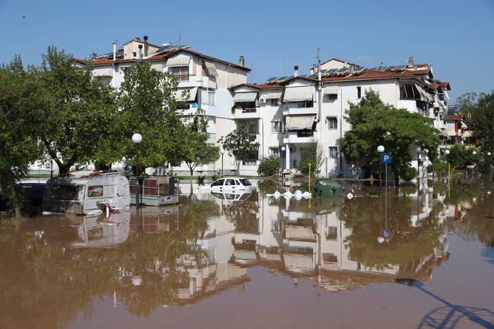 Οι πλημμύρες καλύπτουν ένα προάστιο μετά το ρεκόρ βροχοπτώσεων της χώρας, στη Λάρισα Θεσσαλίας, στην κεντρική Ελλάδα, Παρασκευή 8 Σεπτεμβρίου 2023. Εκτεταμένες πλημμύρες στην κεντρική Ελλάδα έχουν προκαλέσει πολλούς νεκρούς και άλλους αγνοούμενους, με τις σφοδρές βροχοπτώσεις να μετατρέπουν τα ρέματα σε ορμητικούς χείμαρρους. σπάζοντας φράγματα, παρασύροντας δρόμους και γέφυρες και εκτινάσσοντας αυτοκίνητα στη θάλασσα. (AP Photo/Vaggelis Kousioras)