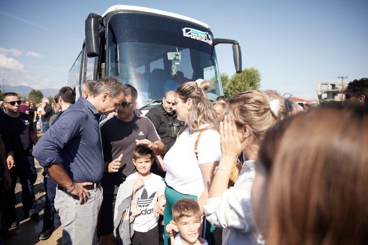 Ο Κυριάκος Μητσοτάκης στους πληγέντες της Θεσσαλίας