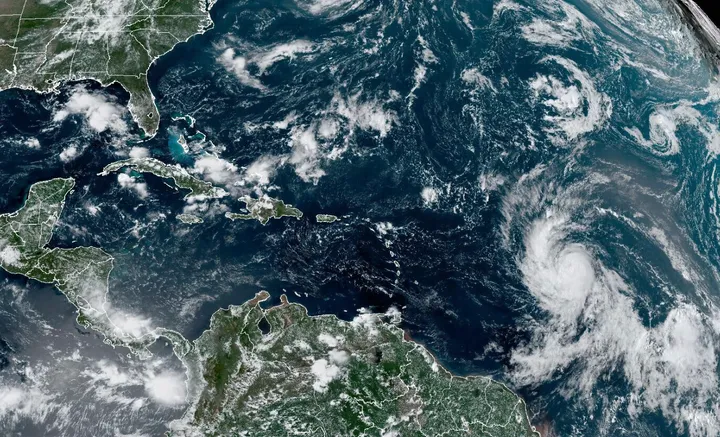 Hurricane Lee Barrels Through Atlantic Waters As Season’s First Category 5 Storm (huffpost.com)