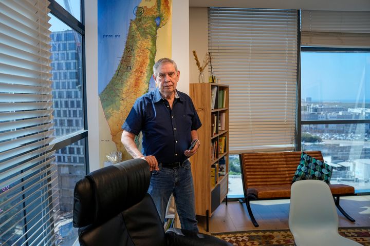 Ο Tamir Pardo, πρώην επικεφαλής της ισραηλινής υπηρεσίας πληροφοριών Mossad, ποζάρει για μια φωτογραφία στην Herzliya του Ισραήλ, Τετάρτη 6 Σεπτεμβρίου 2023.