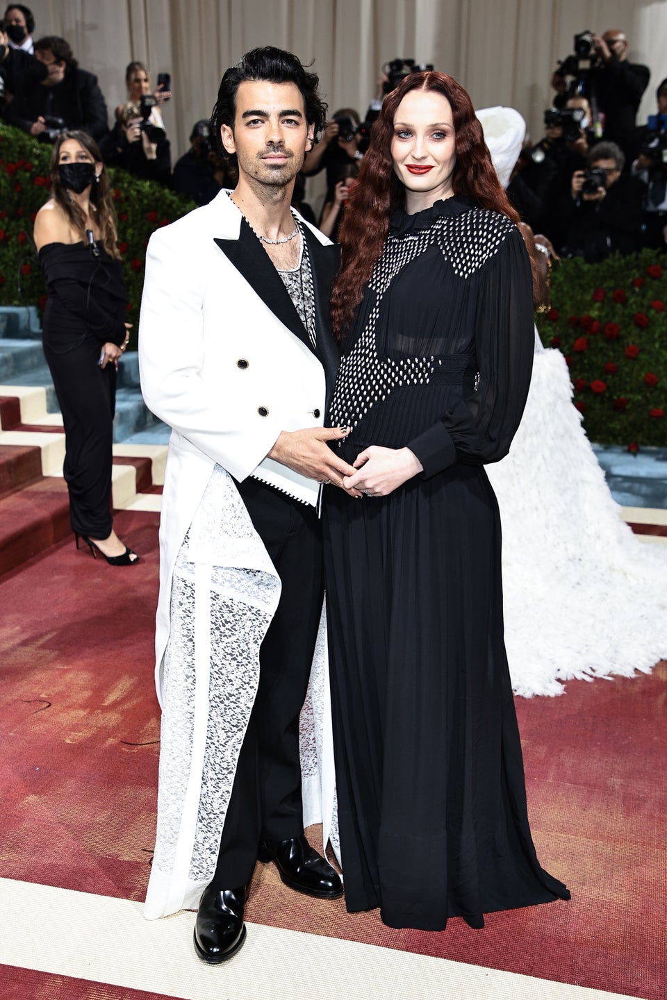 A Pregnant Sophie Turner & Joe Jonas Looked Dramatic in Black and White at  the Met Gala 2022. See Photos Here.