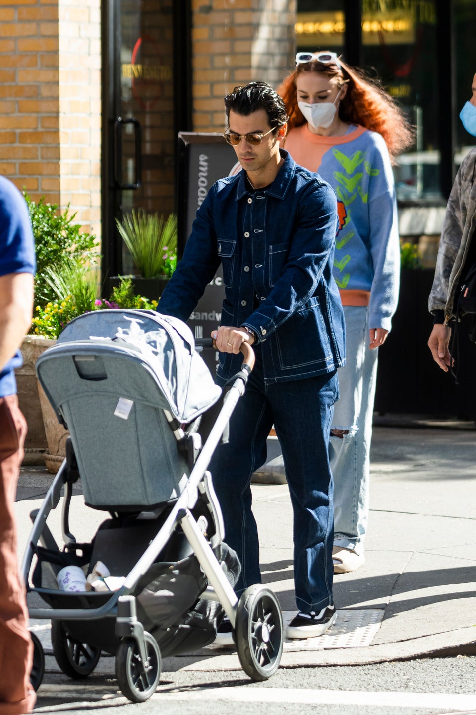 No, Joe Jonas Doesn’t Deserve A Gold Star For Parenting While Sophie Turner Works In England 64fb43502100005a00274871
