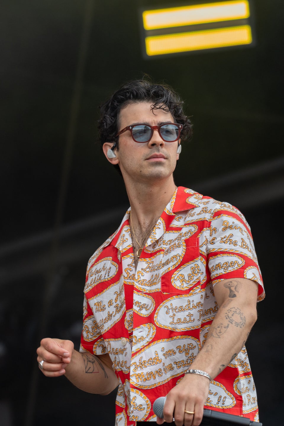 No, Joe Jonas Doesn’t Deserve A Gold Star For Parenting While Sophie Turner Works In England 64fb4351260000320050f1dd