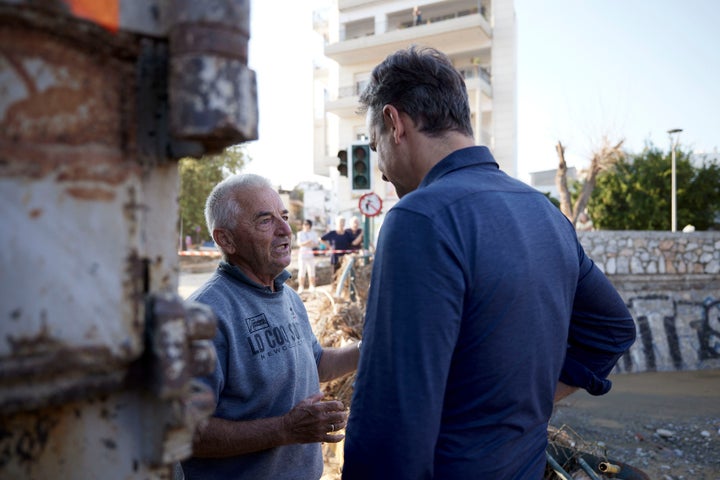 Ο Κυριάκος Μητσοτάκης συνομίλησε με πληγέντες και κατοίκους του Βόλου