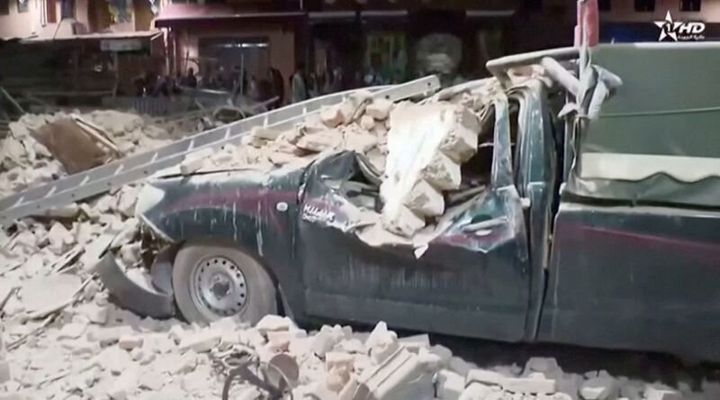 Pemandangan mobil rusak dan puing-puing akibat gempa di Marrakesh, Maroko 9 September 2023 dalam tangkapan layar ini diambil dari sebuah video.  Al Oula TV/Handout melalui REUTERS