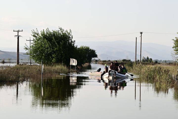 Έχουν περάσει πέντε ημέρες από το καταστροφικό κύμα κακοκαιρίας Daniel που στην κυριολεξία "έπνιξε" τον Θεσσαλικό κάμπο. Στην Λάρισα από την υπερχείλιση του Πηνειού πολλές περιοχές περιμετρικά της πόλης έχουν πλημμυρίσει και οι κάτοικοι παρακολουθούν με αγωνία την στάθμη του νερού, Σάββατο 9 Σεπτεμβρίου 2023 (ΜΙΧΑΛΗΣ ΚΑΡΑΓΙΑΝΝΗΣ / EUROKINISSI)