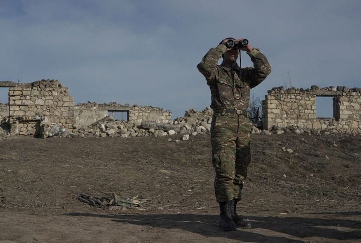 ΦΩΤΟΓΡΑΦΙΑ ΑΡΧΕΙΟΥ: Αρμένιος στρατιώτης κοιτάζει μέσα από κιάλια καθώς στέκεται σε θέσεις μάχης κοντά στο χωριό Taghavard στην περιοχή του Ναγκόρνο-Καραμπάχ, 11 Ιανουαρίου 2021.