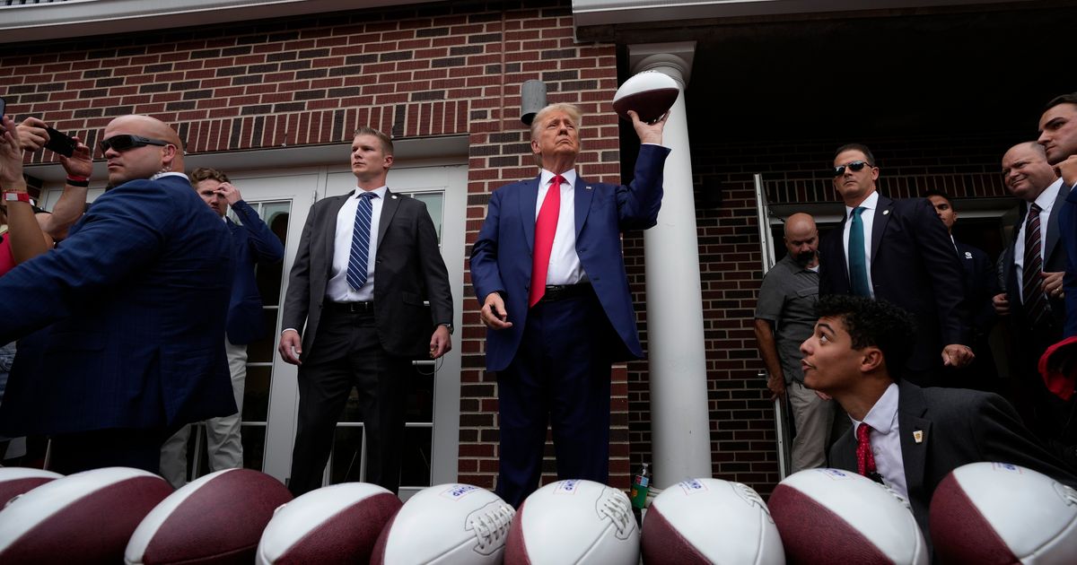 Trump Stops At A Fraternity House On His Way To Iowa-Iowa State Football Game, Outdrawing His Rivals