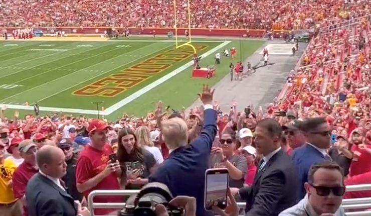 Some Football Fans Hit Trump With Harsh 1-Finger Salute | HuffPost ...