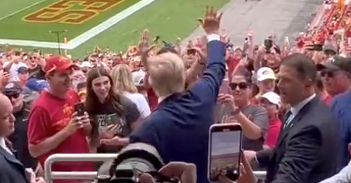 Some Football Fans Hit Trump With Harsh 1 Finger Salute HuffPost some-football-fans-hit-trump-with-harsh-1-finger-salute-huffpost