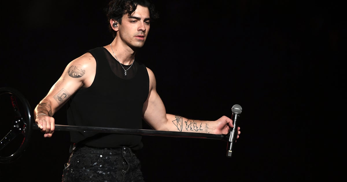 Joe Jonas Warns Concert Crowd: Don’t Believe Everything Joe Jonas Warns Concert Crowd: Don’t Believe Everything
