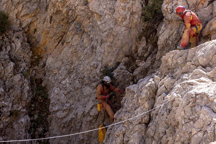 Διασώστες κατεβαίνουν στην είσοδο του σπηλαίου Μόρκα καθώς συμμετέχουν σε επιχείρηση διάσωσης για να προσεγγίσουν τον Αμερικανό σπηλαιολόγο Μαρκ Ντίκι που αρρώστησε και παγιδεύτηκε περίπου 1.000 μέτρα κάτω από τη γη, κοντά στο Aναμούρ στην επαρχία Μερσίνης, στη νότια Τουρκία 10 Σεπτεμβρίου 2023.