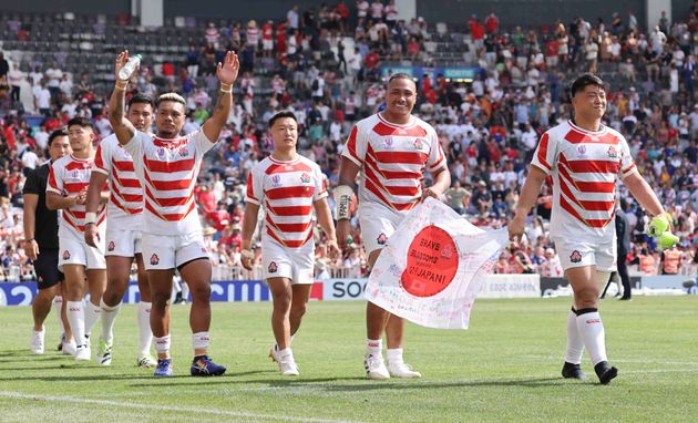 1次リーグ初戦でチリに勝ち、喜ぶ日本の選手ら（9月10日、フランス・トゥールーズ）
