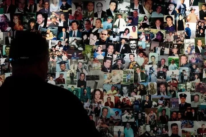 追悼博物館にはテロ事件の犠牲者たちの写真が展示されている（ニューヨーク、2017年6月）