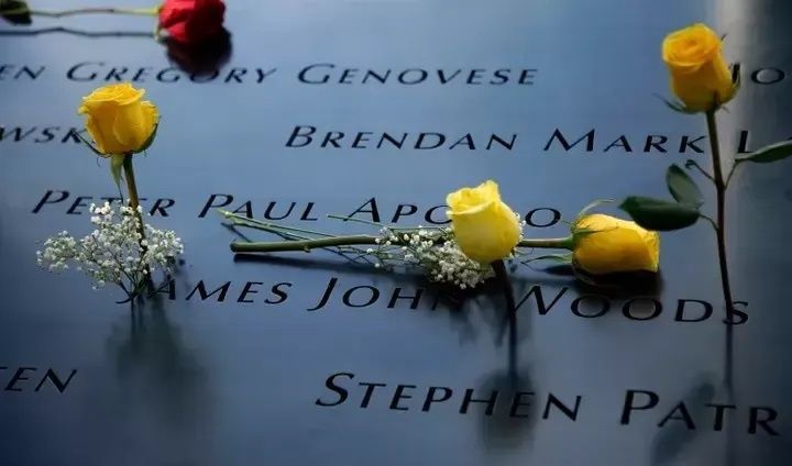 世界貿易センタービルの跡地にできた石碑には、犠牲者の名前が刻まれている（2020年9月11日）