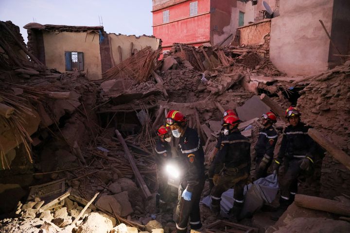 Emergency workers carry a dead body, in the aftermath of a deadly earthquake, in Amizmiz, Morocco, September 10, 2023. REUTERS/Nacho Doce