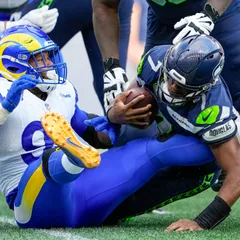 Rams LB Bobby Wagner flattens protester who gets on field