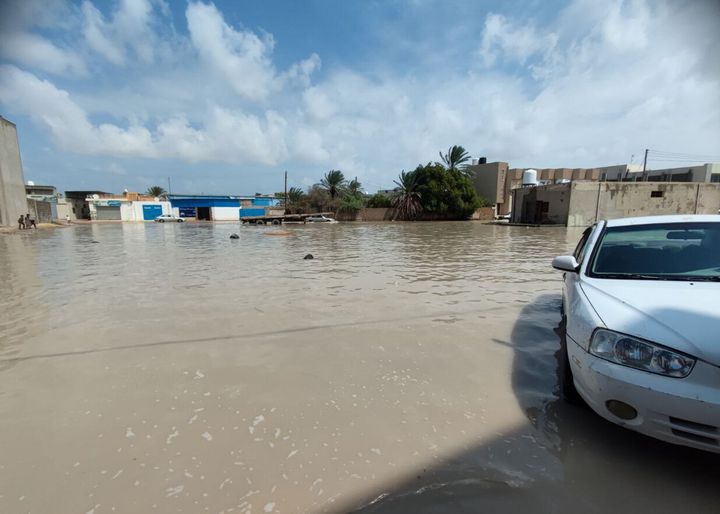 ΜΙΣΡΑΤΑ, ΛΙΒΥΗ - 10 ΣΕΠΤΕΜΒΡΙΟΥ: Μια άποψη της περιοχής καθώς πολλοί οικισμοί, οχήματα και χώροι εργασίας έχουν υποστεί ζημιές μετά από πλημμύρες που προκλήθηκαν από έντονες βροχοπτώσεις, που έπληξαν την περιοχή στη Μισράτα της Λιβύης στις 10 Σεπτεμβρίου 2023. (Photo by Emhmmed Mohamed Kshiem/Anadolu Agency via Getty Images)