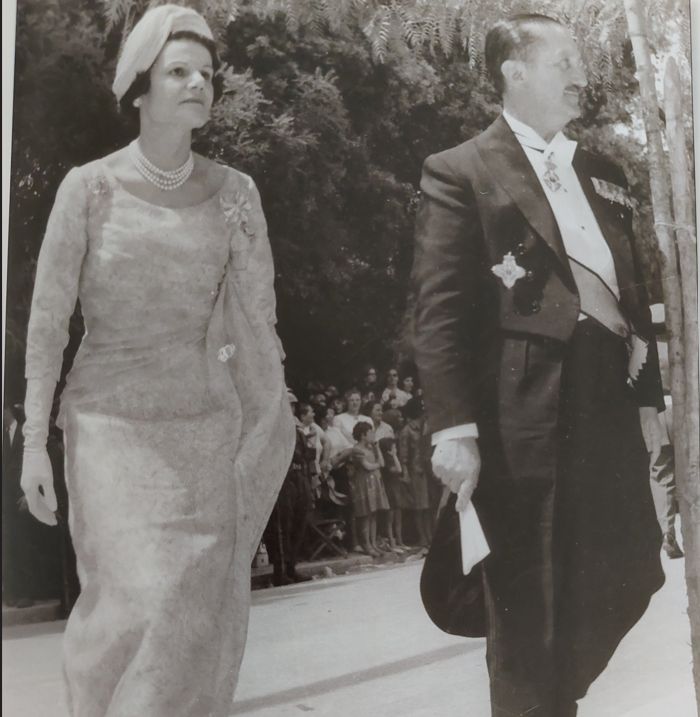 Η Διαμαντίνα Αβέρωφ σε επίσημη εμφάνιση με τον σύζυγό της, Ευάγγελο Αβέρωφ - από τις πρώτες γνωστές Αθηναίες που λάνσαραν δημιουργίες του οίκου Μαυρόπουλου