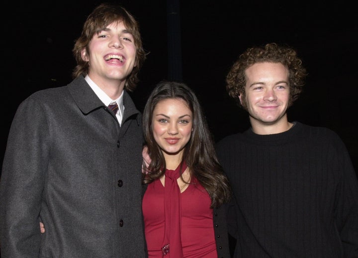 Ashton Kutcher, Mila Kunis e Danny Masterson em 2000.