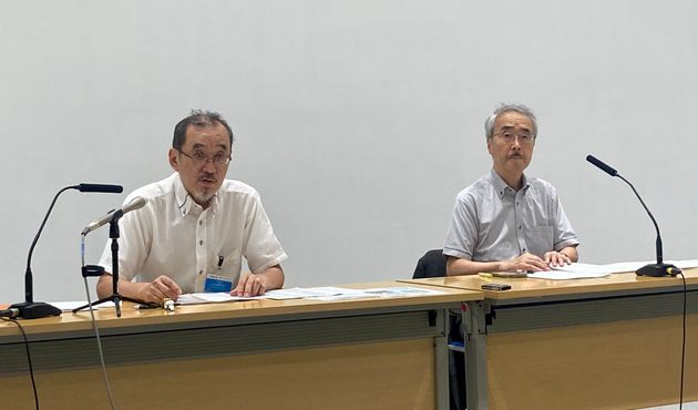 （左から）東京都庁で記者会見した糸長浩司氏、原科幸彦氏