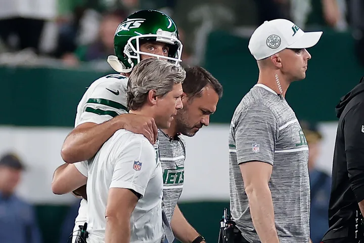 Jets' Aaron Rodgers makes epic entrance for debut