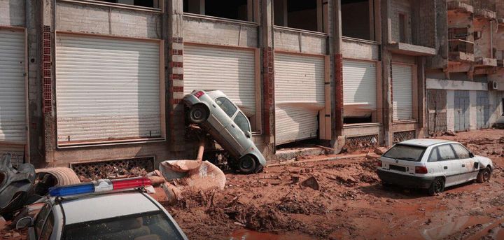 Εικόνα καταστροφής μετά τις πλημμύρες που προκλήθηκαν από την καταιγίδα Ντάνιελ στις 11 Σεπτεμβρίου 2023, στη Ντέρνα της Λιβύης. Ο αριθμός των νεκρών από τις πλημμύρες στην πόλη Ντέρνα της ανατολικής Λιβύης ξεπέρασε τους 2.000, μετέδωσαν τη Δευτέρα τοπικά μέσα ενημέρωσης. Χιλιάδες πιστεύεται ότι αγνοούνται. Ο επικεφαλής της κυβέρνησης ενότητας με έδρα την Τρίπολη της Λιβύης, Abdul Hamid Dbeibeh, κήρυξε τη Δευτέρα τριήμερο εθνικό πένθος για τα θύματα των φονικών πλημμυρών. (Photo by Handout/Anadolu Agency via Getty Images)