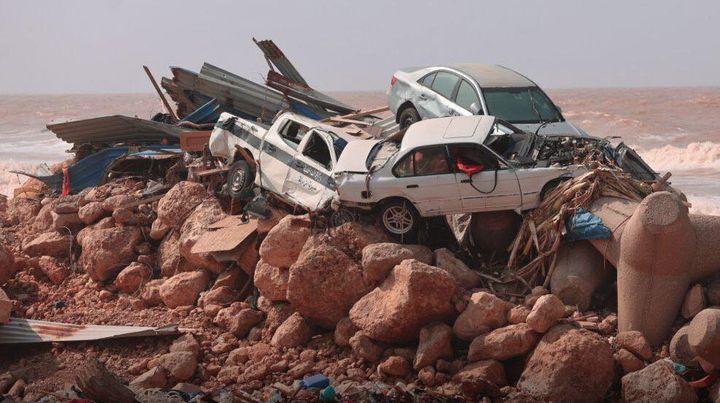 Εικόνα καταστροφής μετά τις πλημμύρες που προκλήθηκαν από την καταιγίδα Ντάνιελ στις 11 Σεπτεμβρίου 2023, στη Ντέρνα της Λιβύης. Ο αριθμός των νεκρών από τις πλημμύρες στην πόλη Ντέρνα της ανατολικής Λιβύης ξεπέρασε τους 2.000, μετέδωσαν τη Δευτέρα τοπικά μέσα ενημέρωσης. Χιλιάδες πιστεύεται ότι αγνοούνται. Ο επικεφαλής της κυβέρνησης ενότητας με έδρα την Τρίπολη της Λιβύης, Abdul Hamid Dbeibeh, κήρυξε τη Δευτέρα τριήμερο εθνικό πένθος για τα θύματα των φονικών πλημμυρών. (Photo by Handout/Anadolu Agency via Getty Images)