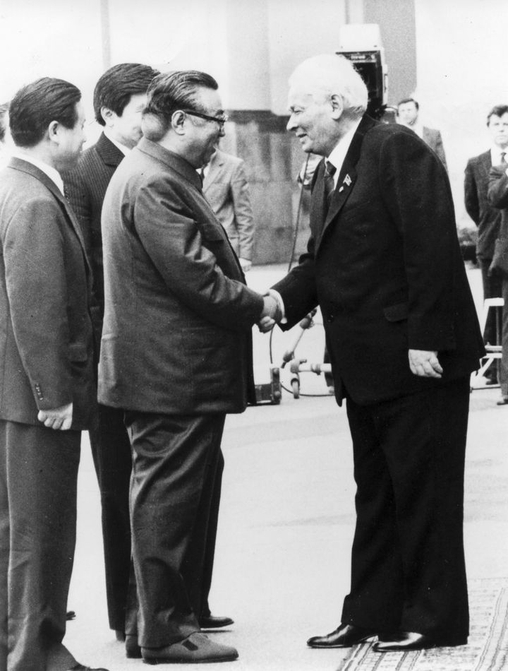 Σε αυτή τη φωτογραφία που δόθηκε από την κυβέρνηση της Βόρειας Κορέας, ο Κιμ Ιλ Σουνγκ σφίγγει το χέρι με τον Κωνσταντίν Τσερνένκο, γενικό γραμματέα του Κομμουνιστικού Κόμματος της Σοβιετικής Ένωσης, στη Μόσχα της Ρωσίας, (23/5/1984).