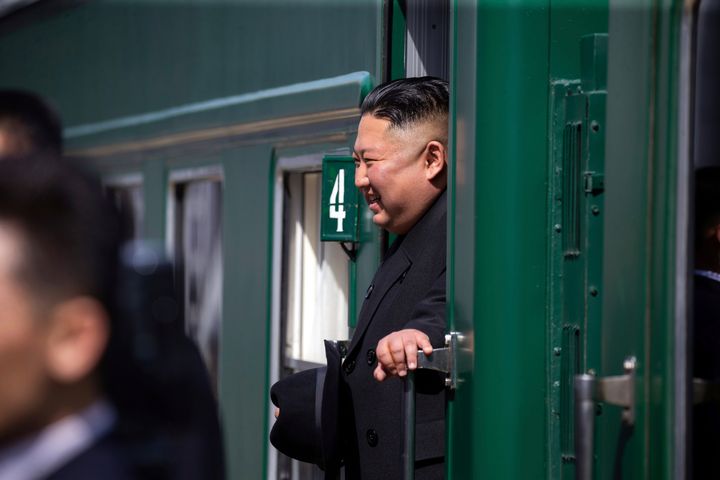 Ο ηγέτης της Βόρειας Κορέας Κιμ Γιονγκ Ουν χαιρετά από ιδιωτικό τρένο καθώς αναχωρεί από την Πιονγκγιάνγκ της Βόρειας Κορέας για να επισκεφθεί τη Ρωσία, (10/9/2023), σε αυτή την εικόνα που δημοσιεύτηκε από το Κεντρικό Πρακτορείο Ειδήσεων της Βόρειας Κορέας στις 12 Σεπτεμβρίου 2023.