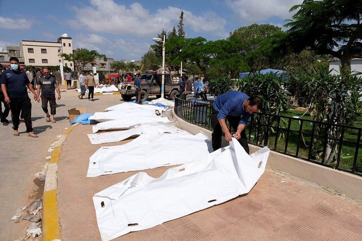 Ένας άνδρας κοιτάζει το νεκρό σώμα μέσα σε λευκό σάκο, μετά από τη φοβερή καταιγίδα που έπληξε τη Λιβύη, στη Ντέρνα στις 12 Σεπτεμβρίου 2023. REUTERS/Esam Omran Al-Fetori BEST QUALITY AVAILABLE