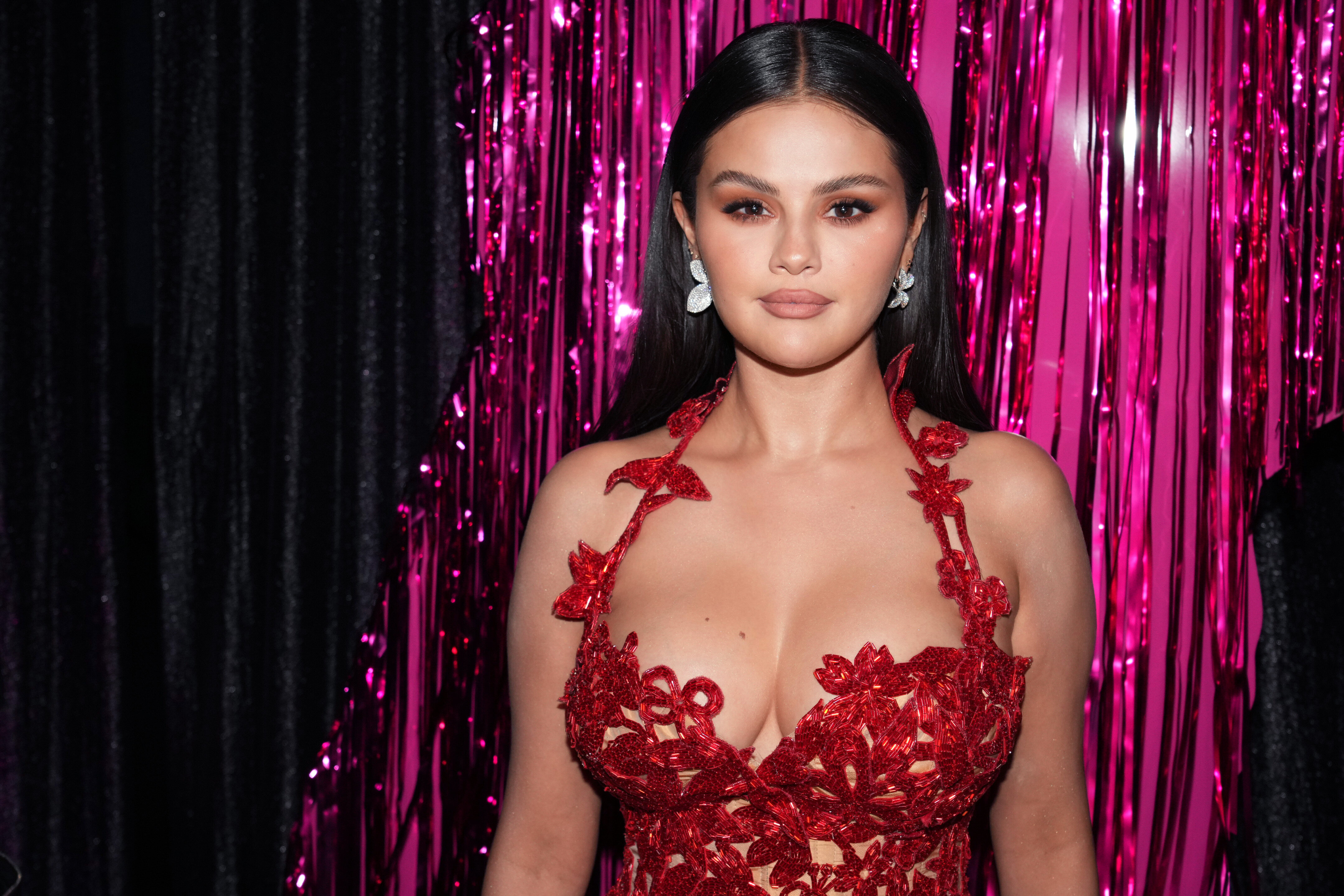 Selena Gomez in her sexy red dress 🥰🥰 : r/SelenaGomezObsession