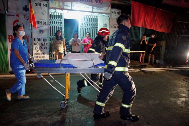 Διασώστες μεταφέρουν τραυματία στο νοσοκομείο.