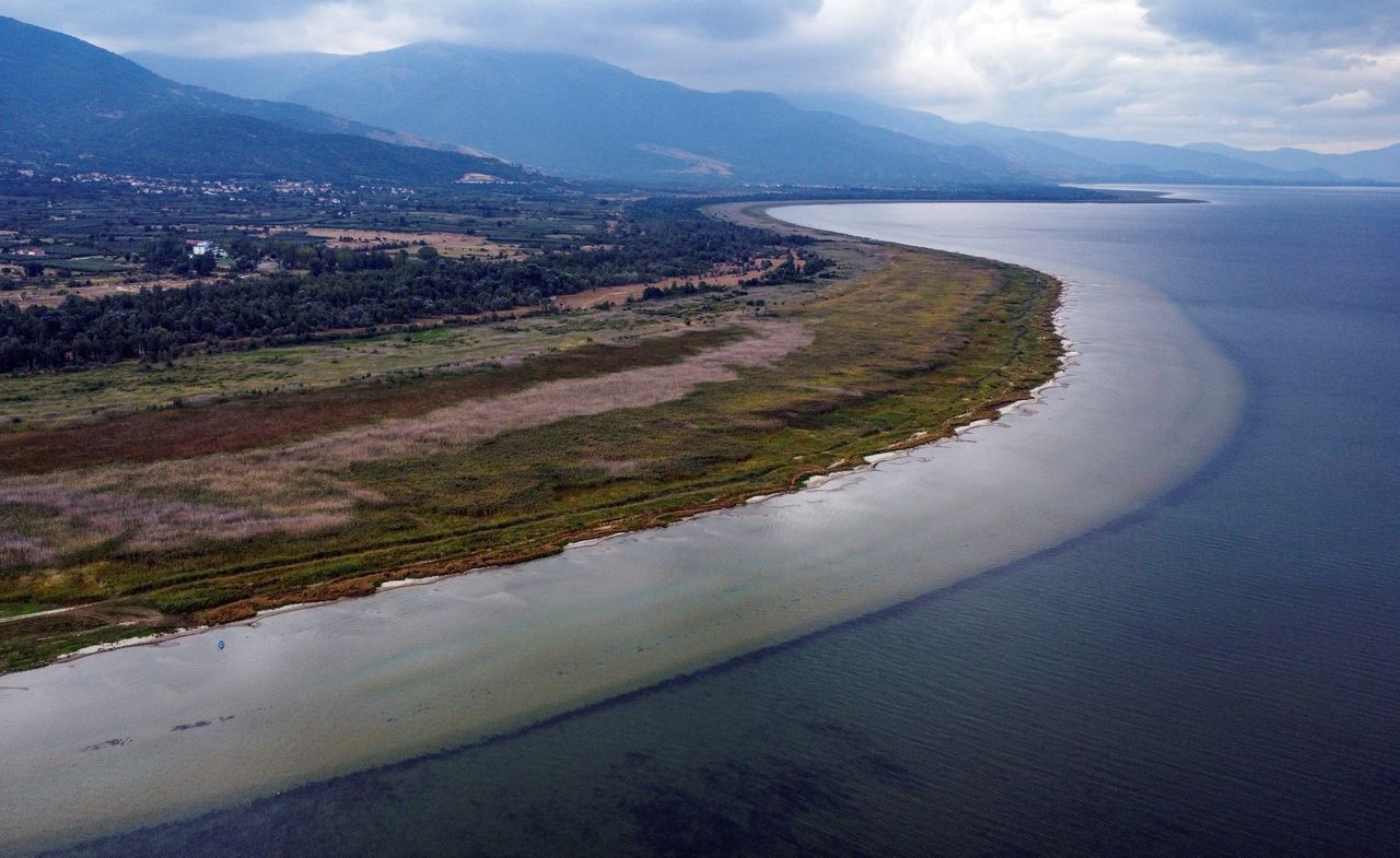 ΦΩΤΟΓΡΑΦΙΑ ΑΡΧΕΙΟΥ - Μια εικόνα από drone δείχνει το σημείο όπου η πρώην γραμμή υδάτων βρισκόταν σε απόσταση μεγαλύτερη του ενός χιλιομέτρου από τη σημερινή γραμμή στο Πρέτορ, στη λίμνη Πρεσπών, στη Βόρεια Μακεδονία 6 Σεπτεμβρίου 2023.