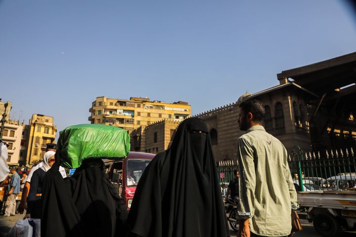 Δύο κορίτσια που φορούν νικάμπ περπατούν στο δρόμο της συνοικίας Kahn el Khalil, στο Κάιρο της Αιγύπτου στις 11 Ιουλίου 2019