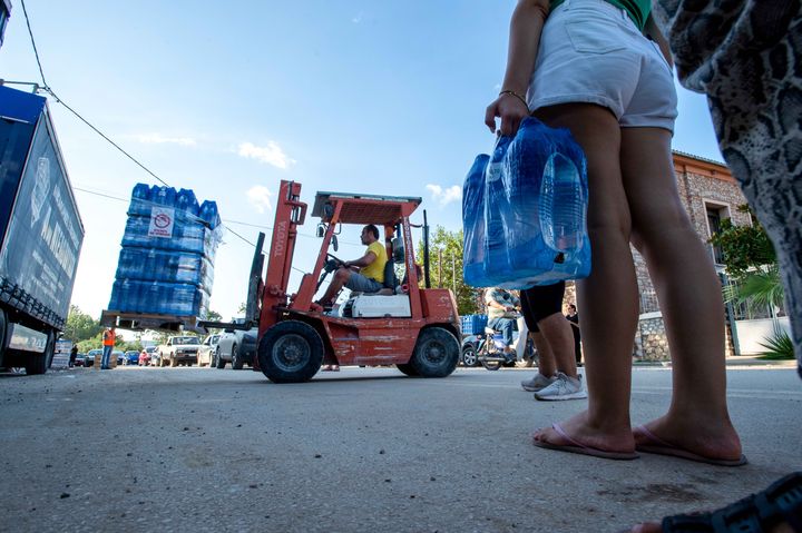 ΒΟΛΟΣ// Εθελοντές μοιράζουν δωρεάν νερό στους κατοίκους της ευρύτερης περιοχής Αγριάς κ Λεχωνίων. Παρασκευη 9 Σεπτεμβρίου 2023. (ΒΑΣΙΛΗΣ ΟΙΚΟΝΟΜΟΥ /EUROKINISSI)