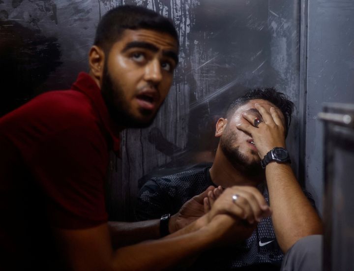 Ένας Παλαιστίνιος αντιδρά στο νοσοκομείο μετά από έκρηξη στο συνοριακό φράχτη Ισραήλ-Γάζας, στην πόλη της Γάζας στις 13 Σεπτεμβρίου 2023.