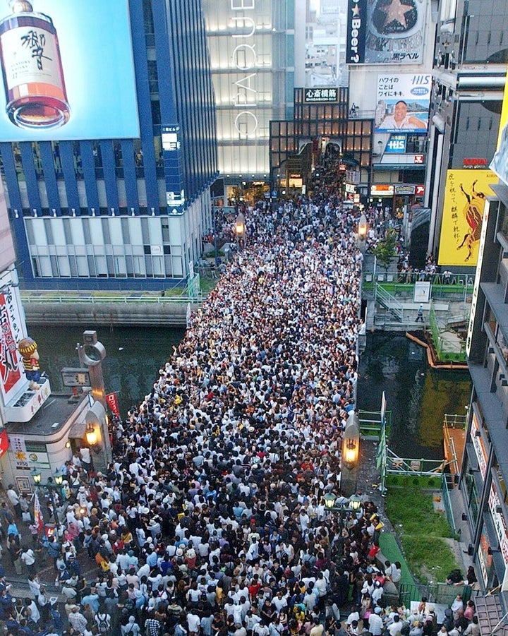 道頓堀川にかかる戎橋を埋めた群集（2003年、大阪市中央区）