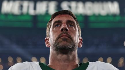 As Aaron Rodgers works toward being himself, his troublesome knee