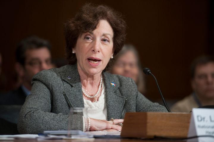 美国国立环境健康科学研究所和国家毒理学项目前所长琳达·伯恩鲍姆 (Linda Birnbaum) 在 2011 年参议院听证会上。