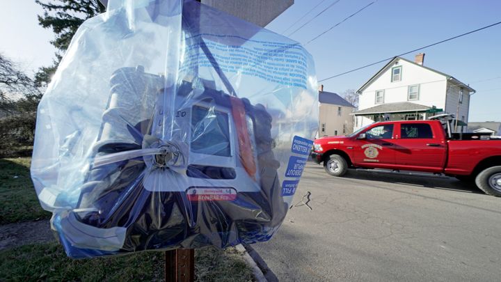二月中旬，俄亥俄州东巴勒斯坦的一个停车标志上悬挂着一个空气质量监测装置。 