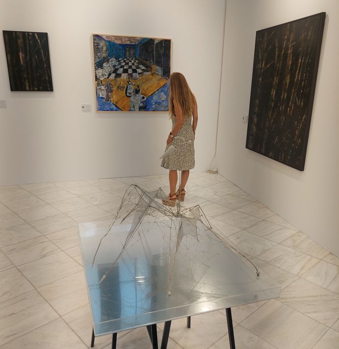 Η Ελίζα Γρηγοράκη της Athens Art Gallery μπροστά σε έργο της Αγγελικής Ξυνού.