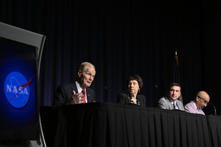 L'amministratore della NASA Bill Nelson parla durante un briefing con i media giovedì sull'UAP presso la sede della NASA a Washington, DC