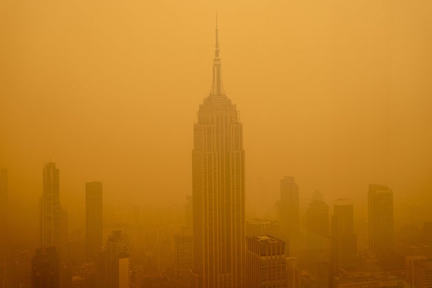 カナダの山火事による煙で視界が悪くなっているNYの様子＝6月7日