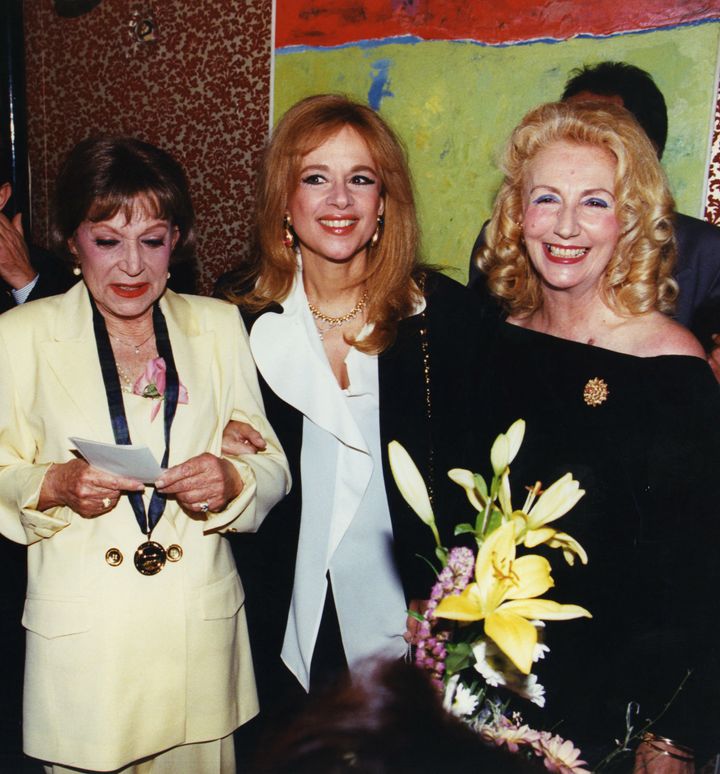 Η Ρένα Βλαχοπούλου με το Αναμνηστικό Μετάλλιο Δημήτρη Ψαθά, η Αλίκη Βουγιουκλάκη και δεξιά η Μαρία Ψαθά στην τελευταία παράσταση της θρυλικής Χαρτοπαίχτρας (θέατρο Μπροντγουαιη, 1994)