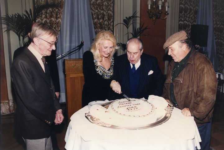 Η Μαρία Ψαθά κόβει την τούρτα για τα Αναμνηστικά Μετάλια Δημήτρη Ψαθά με τα οποία τίμησε τους μεγάλους πρωταγωνιστές των έργων του, Ντίνο Ηλιόποπυλο, Γιάννη Γκιωνάκη και Θύμιο Καρακατσάνη (ξενοδοχείο Μεγάλη Βρετανία)